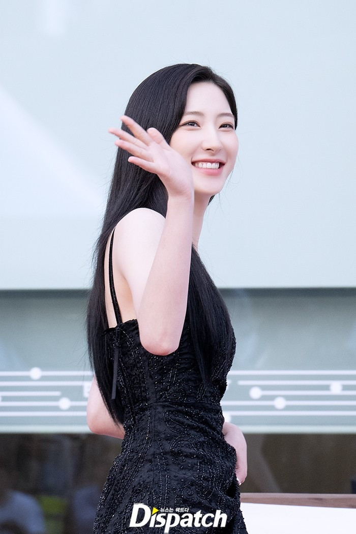 Nhiều ca sĩ thần tượng dự thảm đỏ liên hoan phim Bucheon. Eunseo khoe vẻ đẹp thanh lịch và nụ cười tỏa nắng trong bộ váy hai dây gợi cảm.