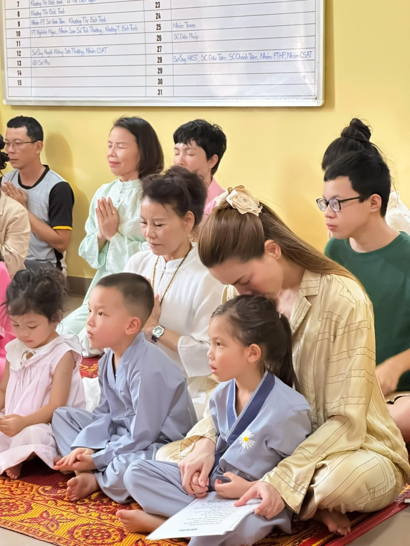 Trong kỳ nghỉ lễ, ca sĩ Hồ Ngọc Hà cùng gia đình và cặp song sinh Lisa - Leon đến thiền viện Viên Không, Bà Rịa - Vũng Tàu. Trong chuyến đi, hai bé mặc áo lam, tham gia cầu nguyện, ăn chay và trò chuyện cùng thiền sư. Lisa và Leon, 4 tuổi, tỏ ra quen thuộc với việc ngồi thiền và đi chùa nhờ thói quen hàng ngày cùng mẹ và bà ngoại. Hồ Ngọc Hà chia sẻ các con ủng hộ cô dạy con biết ơn và trân trọng cuộc sống. Tuần này, hai bé sẽ theo mẹ tham gia hoạt động thiện nguyện với số tiền và đồ chơi đã để dành.