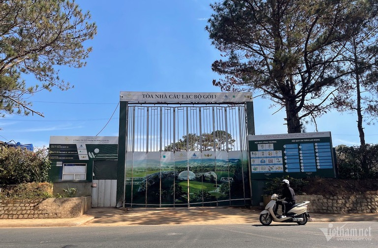 Cổng công trình toà nhà câu lạc bộ golf. (Ảnh: Anh Phương) Cổng công trình toà nhà câu lạc bộ golf. (Ảnh: Anh Phương)