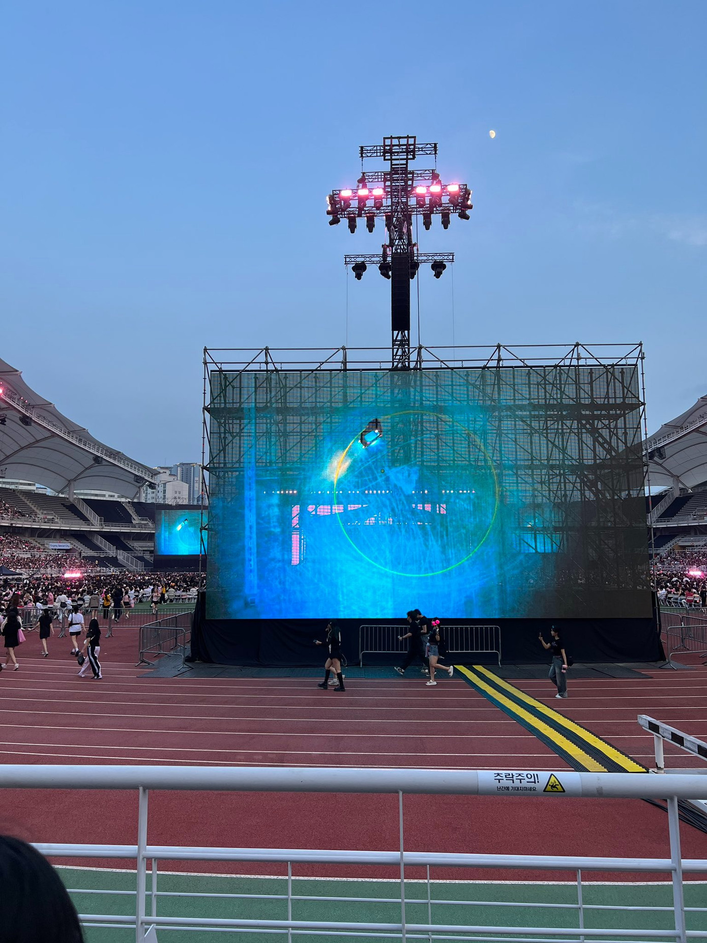 Màn hình chắn tầm nhìn khán giả.