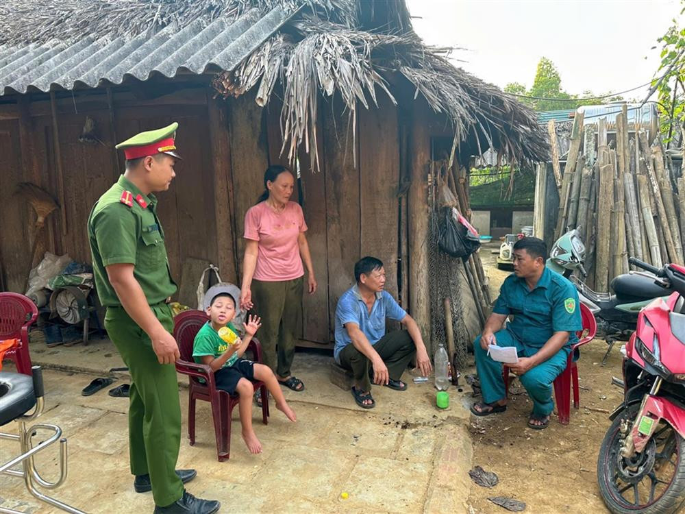 Công an huyện Văn Yên tuyên truyền người dân thực hiện các biện pháp ứng phó thiên tai.