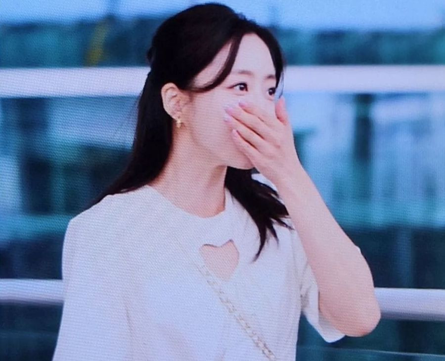 Nữ thần tượng đáp lại sự nhiệt tình của fan.