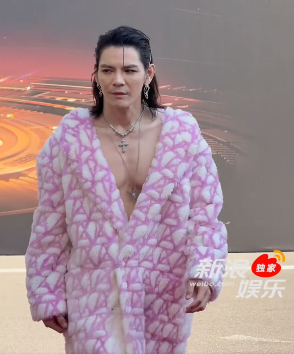 Tạo bàn luận trên thảm đỏ là sự xuất hiện của Hướng Tả. Nam diễn viên tự tin sải bước nhưng bị cư dân mạng gọi là “thảm họa thời trang”.