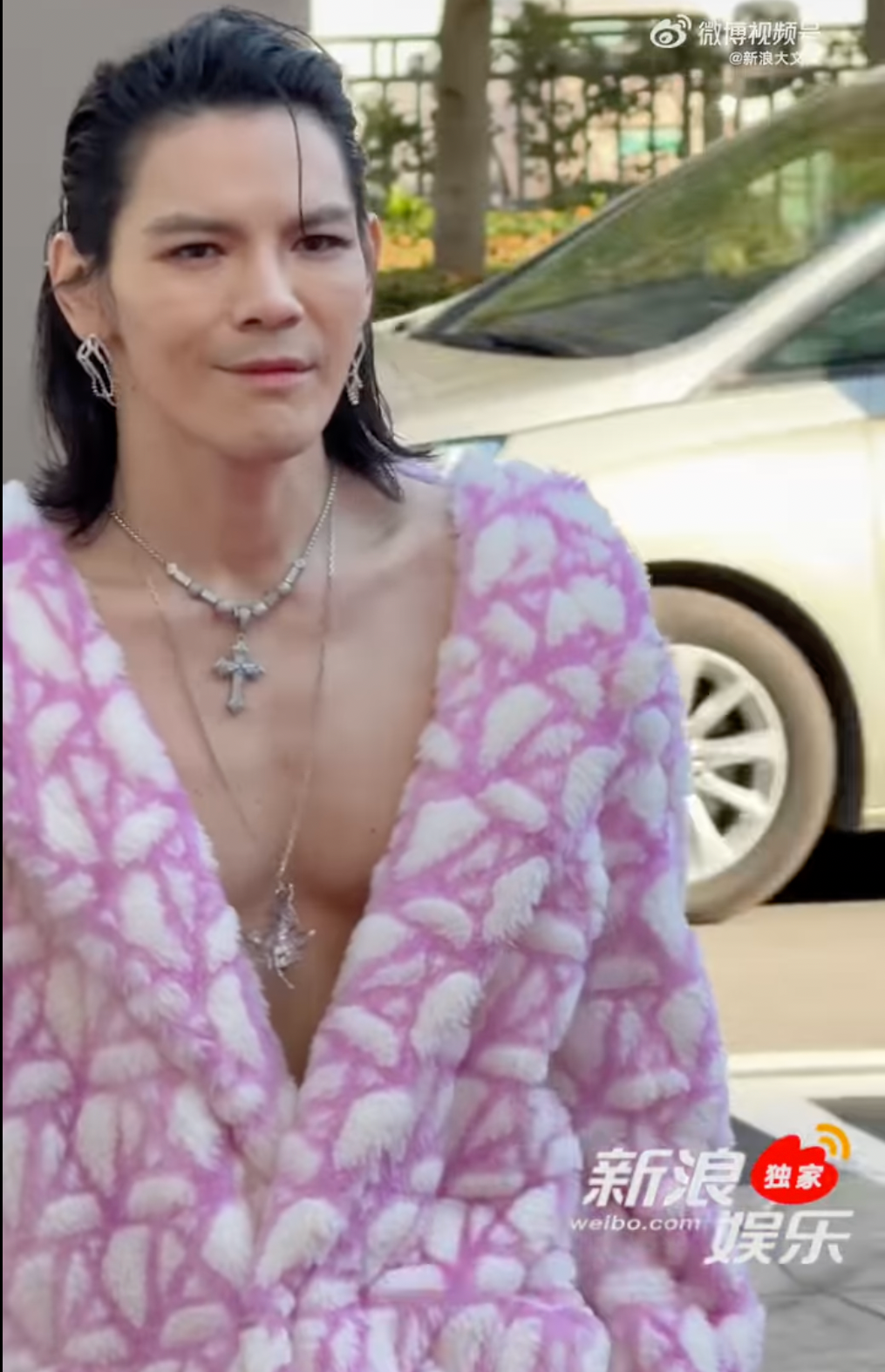 Tạo bàn luận trên thảm đỏ là sự xuất hiện của Hướng Tả. Nam diễn viên tự tin sải bước nhưng bị cư dân mạng gọi là “thảm họa thời trang”.