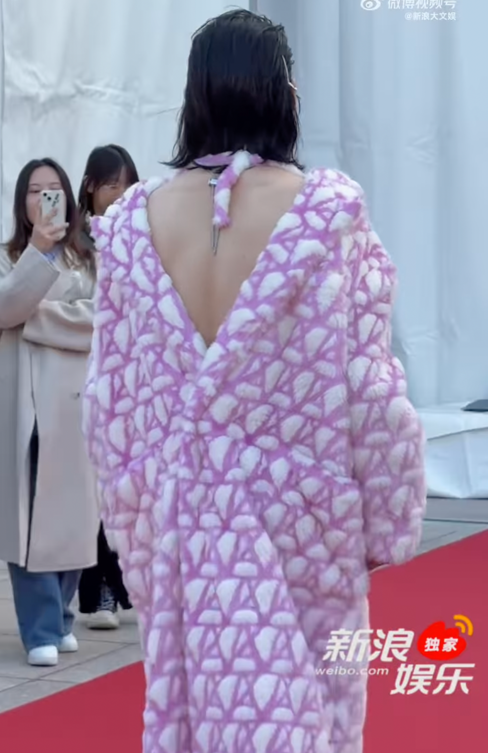 Tạo bàn luận trên thảm đỏ là sự xuất hiện của Hướng Tả. Nam diễn viên tự tin sải bước nhưng bị cư dân mạng gọi là “thảm họa thời trang”.