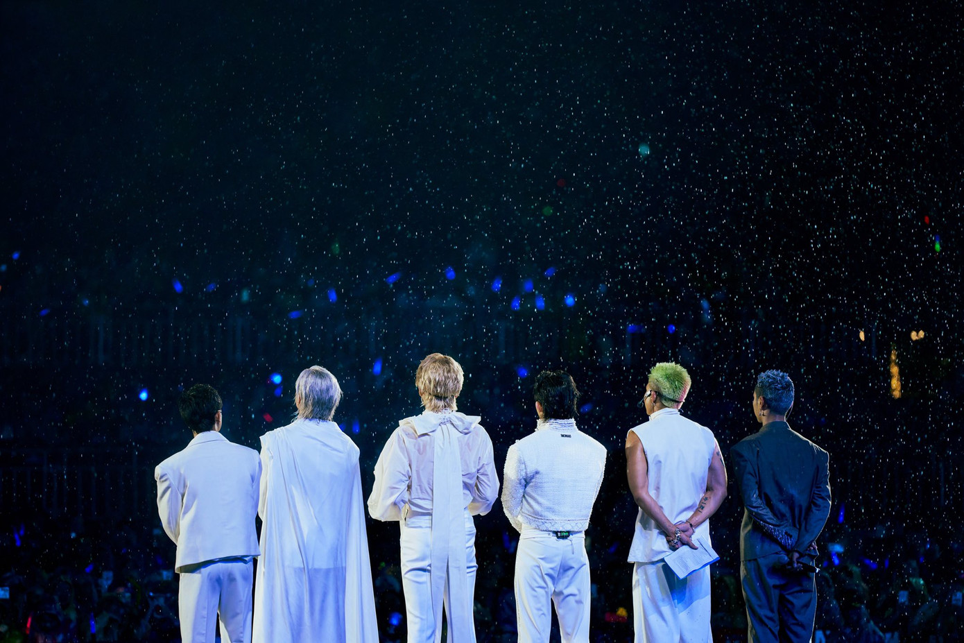 Các thành viên của Gia tộc 33 Anh tài - cộng đồng nghệ sĩ từ chương trình Anh trai vượt ngàn chông gai 2024 - dù không thể tham dự sự kiện vẫn gửi lời chúc mừng đến nhóm qua những đoạn video ngắn. Ca sĩ Soobin chia sẻ kỳ vọng vào sân khấu bùng nổ của B.O.F, trong khi cựu danh thủ Hồng Sơn động viên các đàn em “tận hưởng từng khoảnh khắc trên sân khấu”.