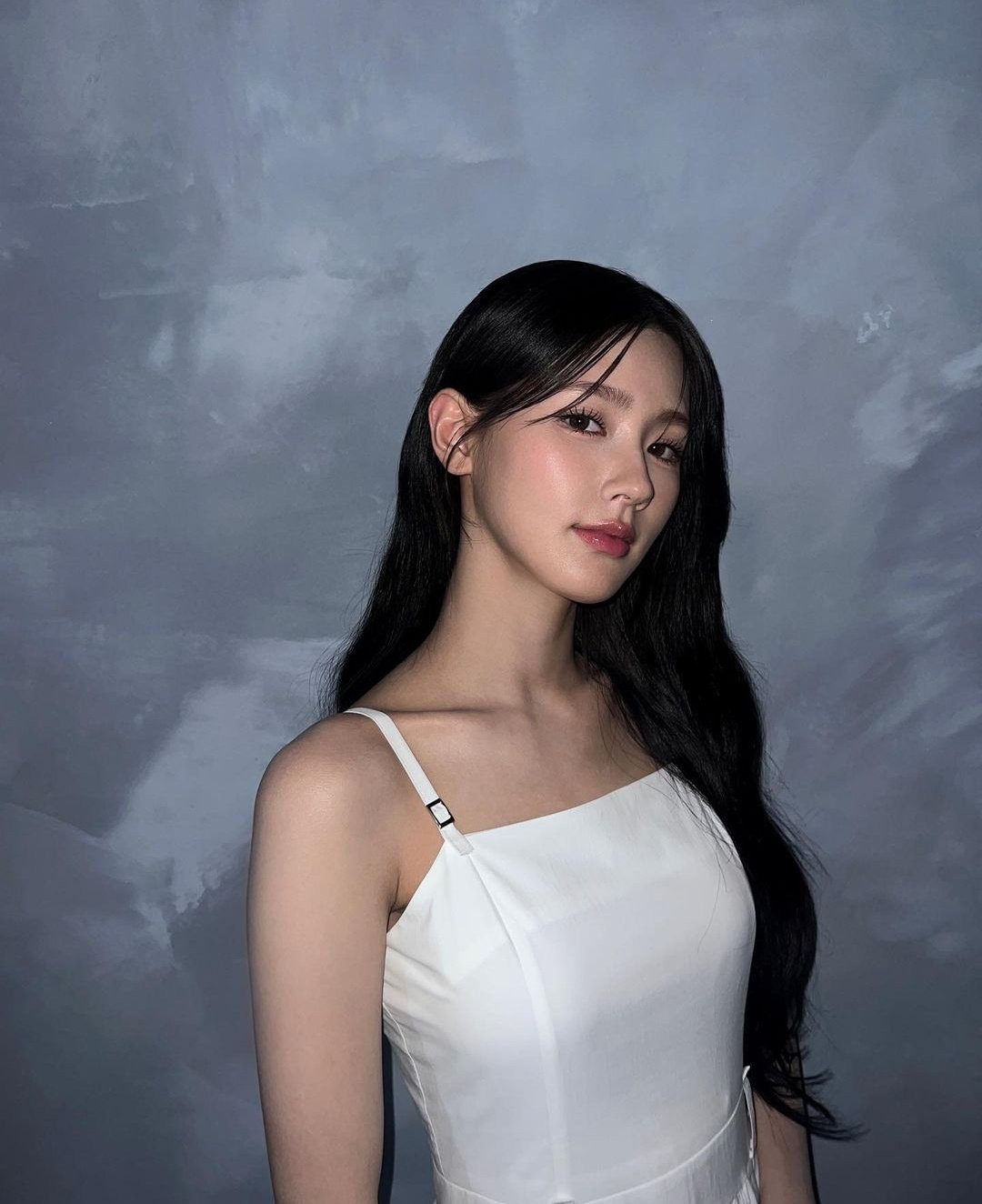 Thời điểm mới ra mắt, nữ thần tượng sinh năm 1997 được nhận xét xinh đẹp, giọng hát hay nhưng không để lại nhiều dấu ấn, thậm chí khá mờ nhạt so với các cô gái cùng nhóm. Thời gian gần đây, Miyeon “lột xác” trông thấy, cô nỗ lực thay đổi hình ảnh, từ lối trang điểm, cách ăn mặc, kiểu tóc…