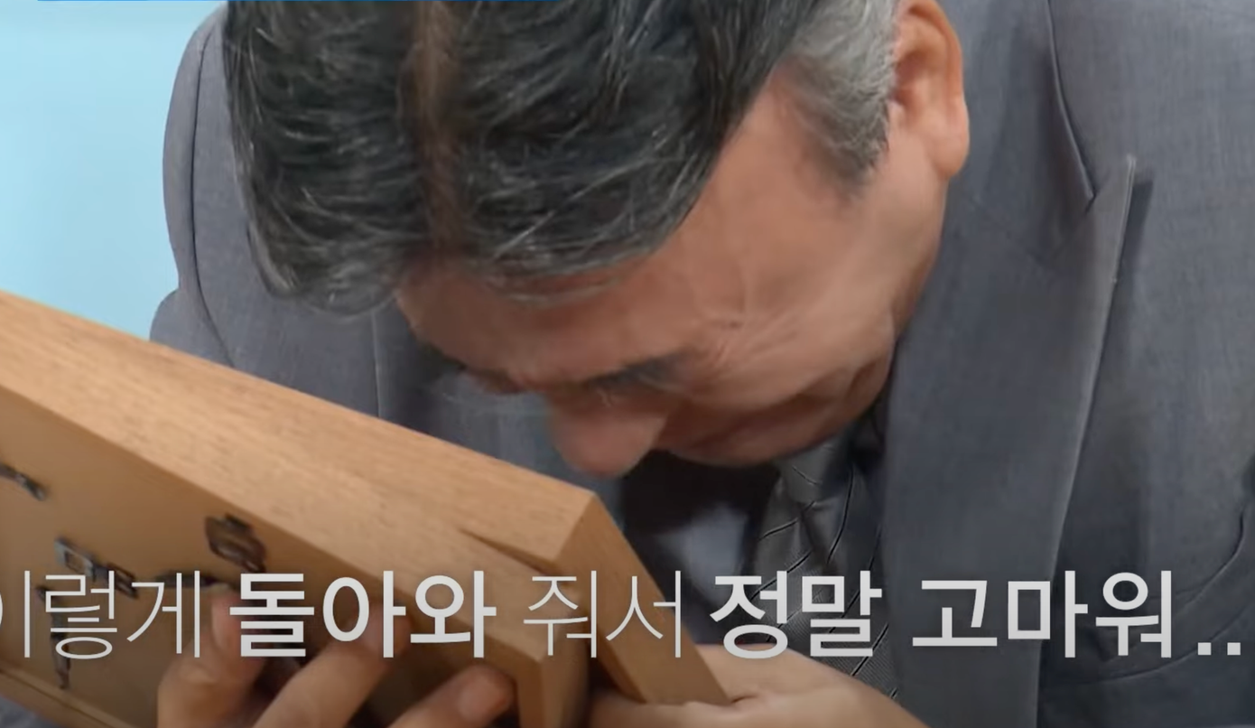 Nam diễn viên khóc nức nở khi thấy hình con trai đã mất được AI tái hiện ở tuổi 41.