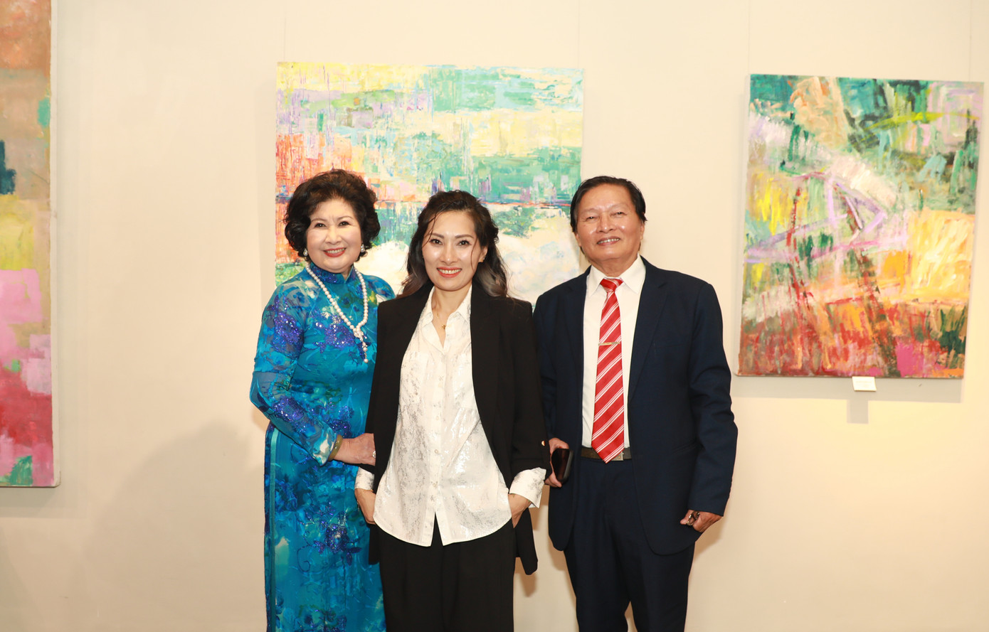 Từ diễn viên múa ballet thành họa sĩ, Hoàng Lan (đứng giữa) đã cầm cọ vẽ hơn 20 năm. Tại sự kiện khai mạc hôm 13/12 tại Nhà triển lãm Mỹ thuật 16 Ngô Quyền, Hà Nội, chị giới thiệu 20 tác phẩm trường phái trừu tượng gồm: Bình yên của tôi, Sự tin tưởng, Bay xa, Cuối con đường, Xoa dịu, Một ngày mới đến, Cầu nguyện, Tất cả chỉ mình tôi, Như tôi có thể, Nơi tôi sinh ra và lớn lên, Một ngày xanh… Từ diễn viên múa ballet thành họa sĩ, Hoàng Lan (đứng giữa) đã cầm cọ vẽ hơn 20 năm. Tại sự kiện khai mạc hôm 13/12 tại Nhà triển lãm Mỹ thuật 16 Ngô Quyền, Hà Nội, chị giới thiệu 20 tác phẩm trường phái trừu tượng gồm: Bình yên của tôi, Sự tin tưởng, Bay xa, Cuối con đường, Xoa dịu, Một ngày mới đến, Cầu nguyện, Tất cả chỉ mình tôi, Như tôi có thể, Nơi tôi sinh ra và lớn lên, Một ngày xanh…