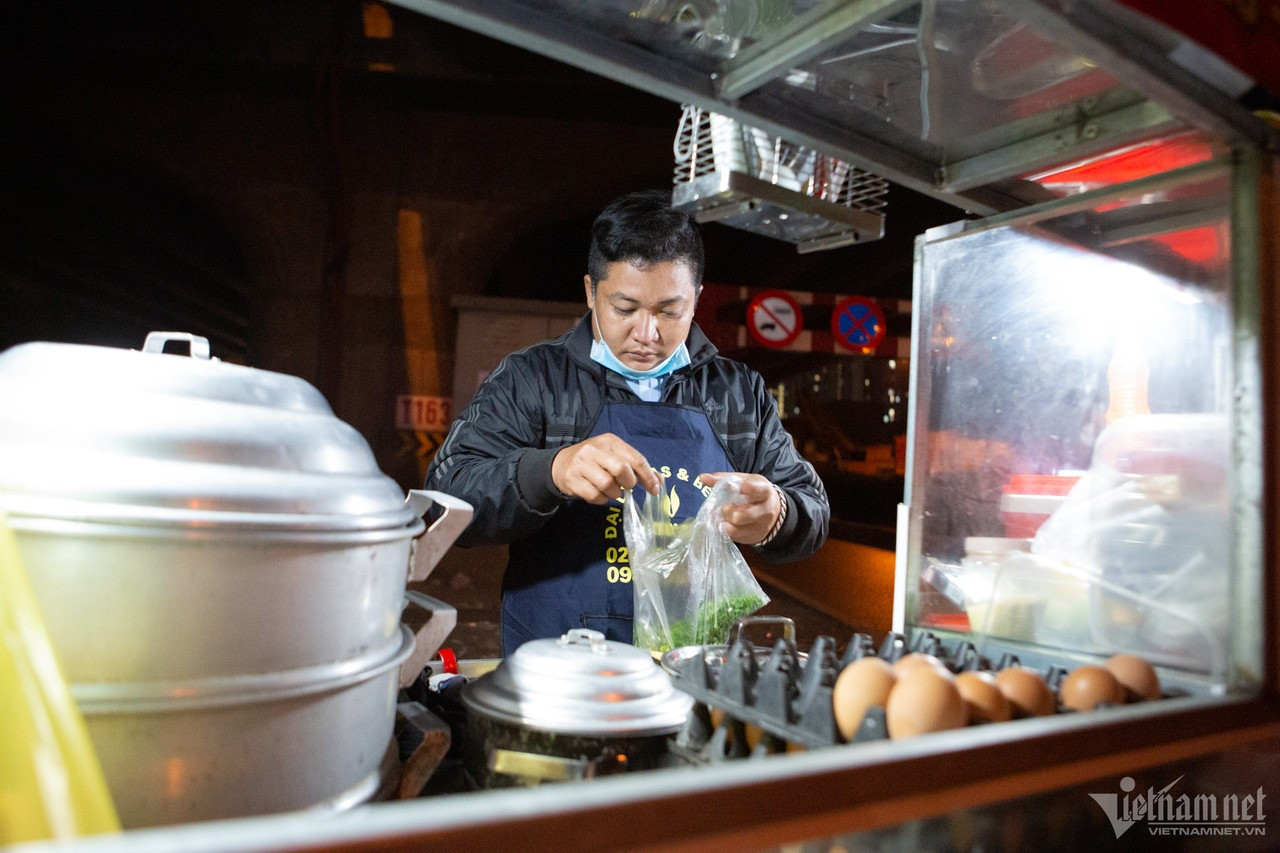 Anh Tính, người bán đồ ăn nóng bằng xe đẩy trên đường Khuất Duy Tiến chia sẻ, tối nay trời lạnh và mưa nên ế ẩm hơn mọi ngày. Anh Tính, người bán đồ ăn nóng bằng xe đẩy trên đường Khuất Duy Tiến chia sẻ, tối nay trời lạnh và mưa nên ế ẩm hơn mọi ngày.