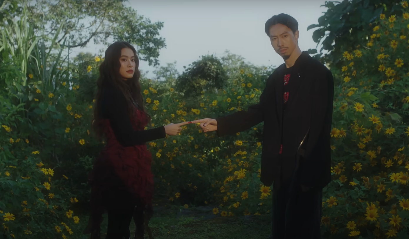 Ca khúc Miền đất hứa, Hoàng Thùy Linh “thả tim” cho bình luận của khán giả khi nói về đôi tình nhân trong MV, vì tình yêu đã phá vỡ rào cản, khuôn khổ để trốn chạy và đến với nhau.