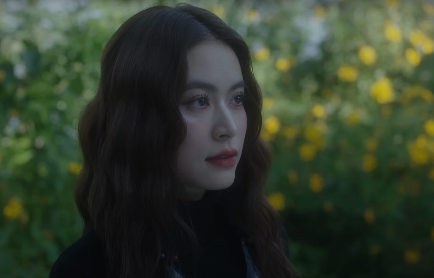 Ca khúc Miền đất hứa, Hoàng Thùy Linh “thả tim” cho bình luận của khán giả khi nói về đôi tình nhân trong MV, vì tình yêu đã phá vỡ rào cản, khuôn khổ để trốn chạy và đến với nhau.