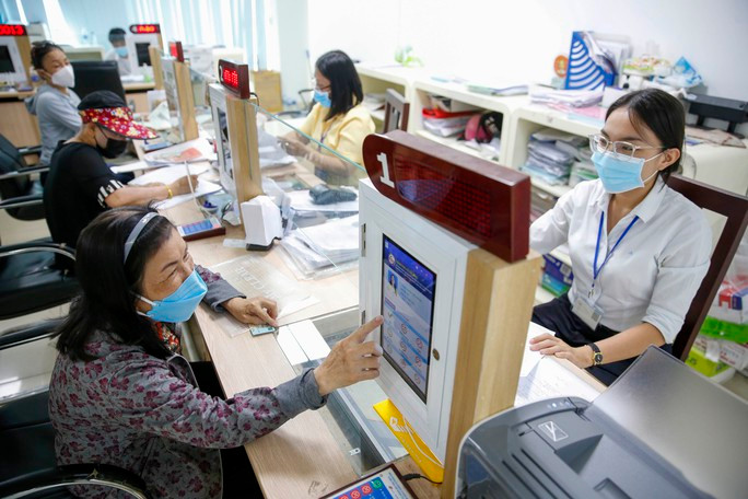 Người dân đánh giá sự hài lòng đối với cán bộ, công chức trực tiếp xử lý hồ sơ hành chính của người dân; Ảnh: Hoàng Triều