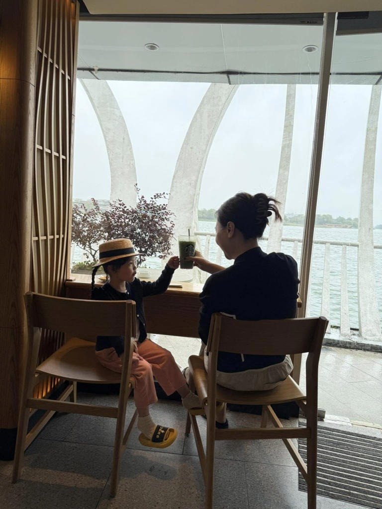 Đàm Thu Trang đưa các con du lịch, nghỉ dưỡng tại Huế.