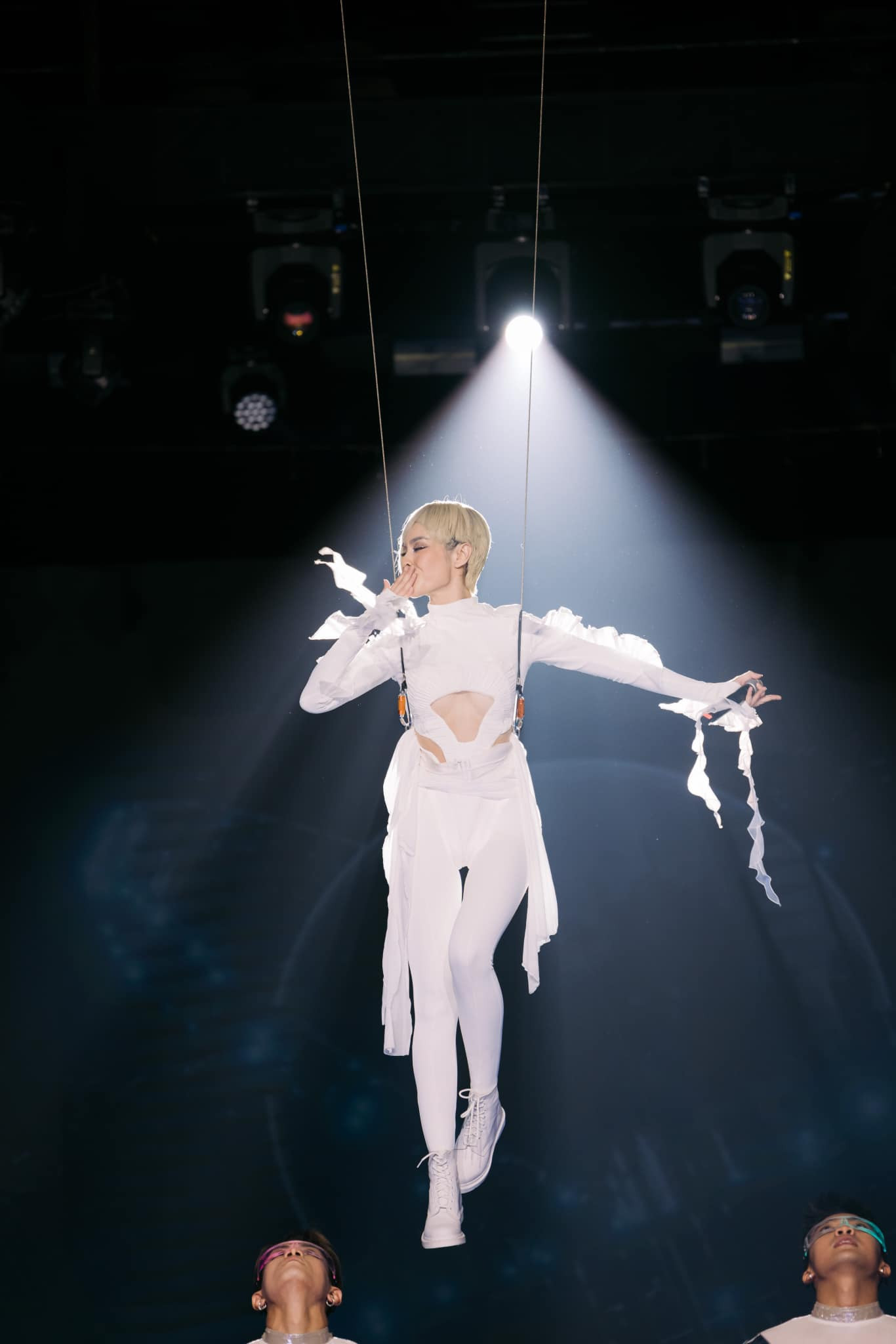 Mlee qua các đêm công diễn, cô vướng tranh cãi được chương trình ưu ái không thua gì Lệ Quyên. Mlee qua các đêm công diễn, cô vướng tranh cãi được chương trình ưu ái không thua gì Lệ Quyên.