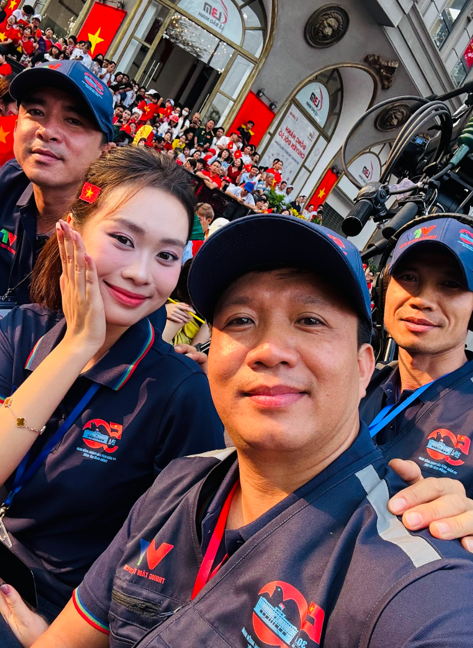 MC Ban Mai cùng đồng nghiệp.