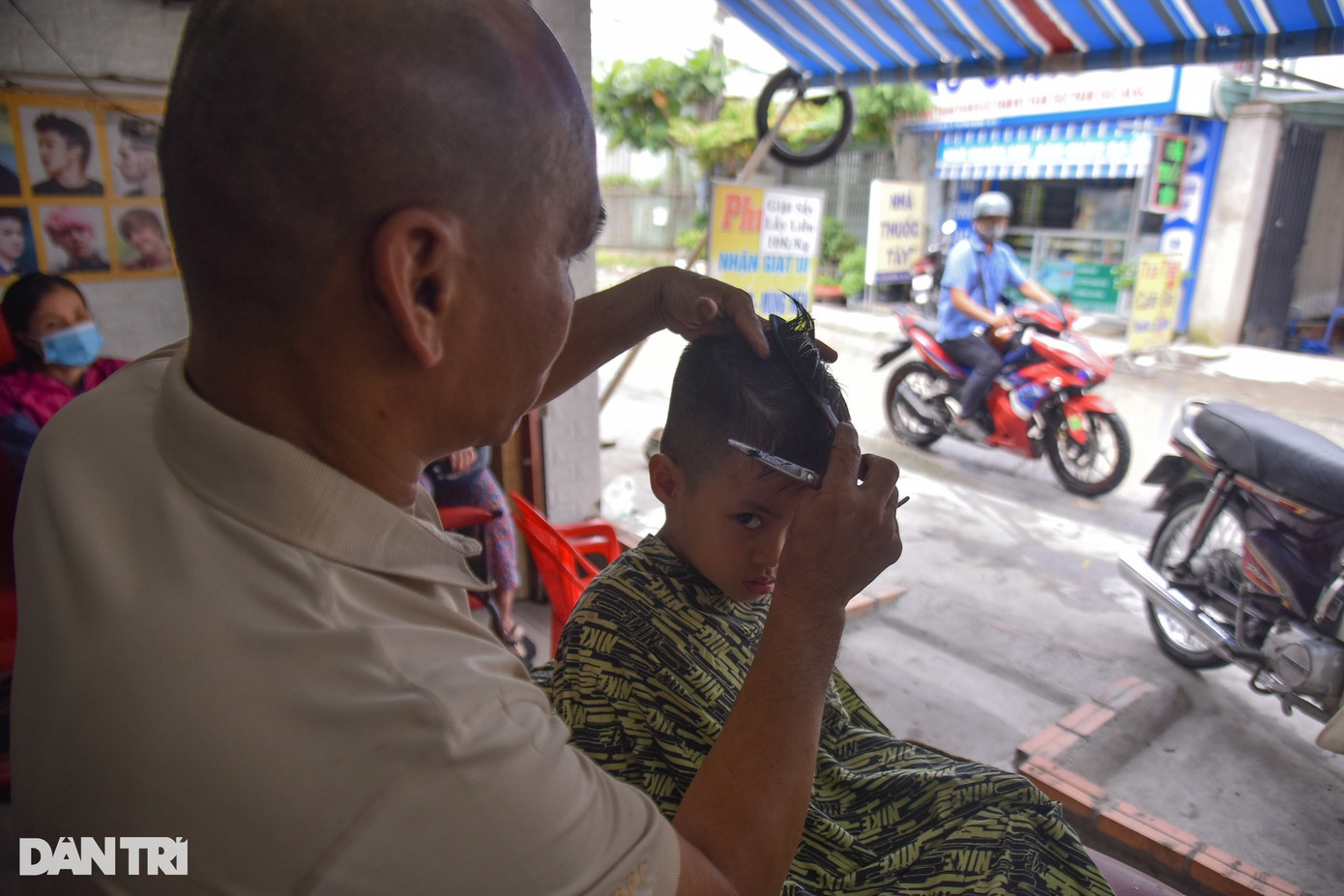 ''Khách cắt tóc ra vào cũng kêu hoài vì bẩn. Nhiều lúc trời mưa, trong nhà dường như ngập không còn gì, mà nhà thì lại thuê nên không nâng nền tùy tiện được. Từ lúc con đường này ngập, thu nhập của tôi cũng bị giảm rất nhiều'', anh Nguyễn Thành Khiêm (49 tuổi) chia sẻ.