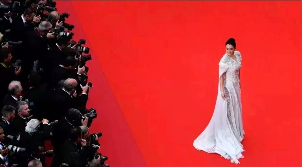 Củng Lợi được BTC "dọn đường" qua các mùa Cannes. Củng Lợi được BTC "dọn đường" qua các mùa Cannes.