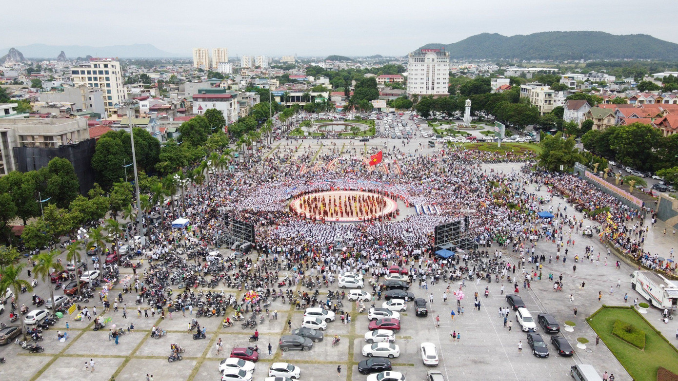 Điểm cầu Thanh Hóa được tổ chức tại Quảng trường Lam Sơn, TP Thanh Hóa. Sự kiện thu hút khoảng 8.000 người đến tiếp lửa cho “nhà leo núi” Lê Xuân Mạnh, lớp 12A1, Trường THPT Hàm Rồng. Ảnh: Hoàng Lam