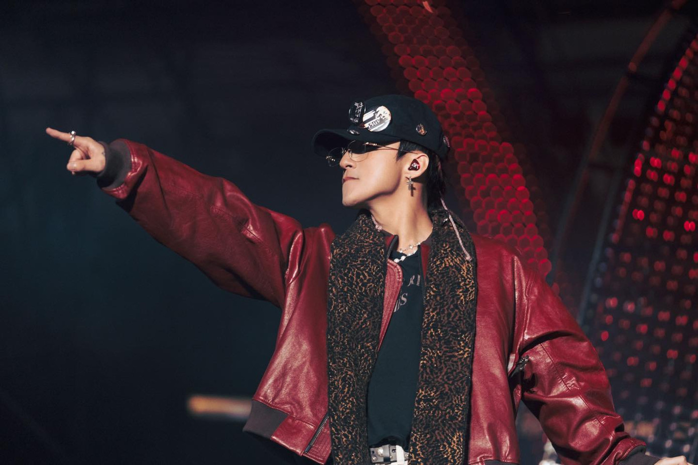 Sơn Tùng hẹn fan đi dạo bằng xích lô ở Hồ Gươm. Sơn Tùng hẹn fan đi dạo bằng xích lô ở Hồ Gươm.