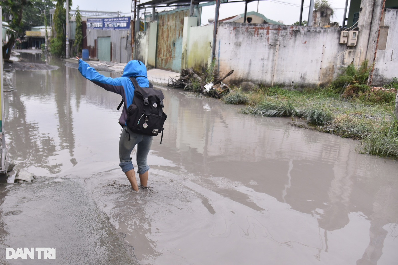 Một người đi bộ xém té khi lưu thông qua con đường này.