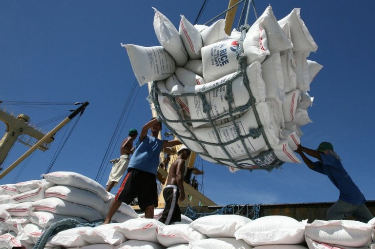 Dù xuất khẩu tăng vọt, nhưng Việt Nam vẫn chi lượng tiền khủng nhập khẩu gạo (Ảnh minh hoạ: Inquirer)