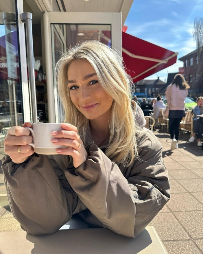 Noa van der Bij - vợ tiền đạo Cody Gakpo cùng chồng ổn định cuộc sống ở Anh sau khi đến Liverpool năm 2022. Noa là người quản lý thời trang cho Cachet Models sau khi hoàn thành chương trình học quản lý tại Đại học Khoa học Ứng dụng Avans. Vợ sao Liverpool có hơn 43.000 người theo dõi trên Instagram, thường chia sẻ cuộc sống xa hoa ở nhiều địa điểm như Monaco, Ibiza, Saint Tropez và Curacao. Noa van der Bij - vợ tiền đạo Cody Gakpo cùng chồng ổn định cuộc sống ở Anh sau khi đến Liverpool năm 2022. Noa là người quản lý thời trang cho Cachet Models sau khi hoàn thành chương trình học quản lý tại Đại học Khoa học Ứng dụng Avans. Vợ sao Liverpool có hơn 43.000 người theo dõi trên Instagram, thường chia sẻ cuộc sống xa hoa ở nhiều địa điểm như Monaco, Ibiza, Saint Tropez và Curacao.