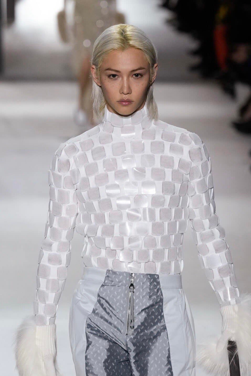 Felix (Stray Kids) sải bước trên sàn runway show diễn. Felix (Stray Kids) sải bước trên sàn runway show diễn.