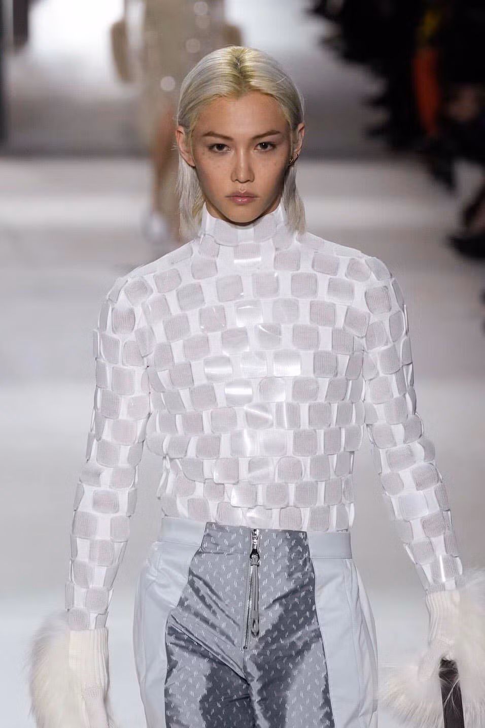 Felix (Stray Kids) sải bước trên sàn runway show diễn. Felix (Stray Kids) sải bước trên sàn runway show diễn.