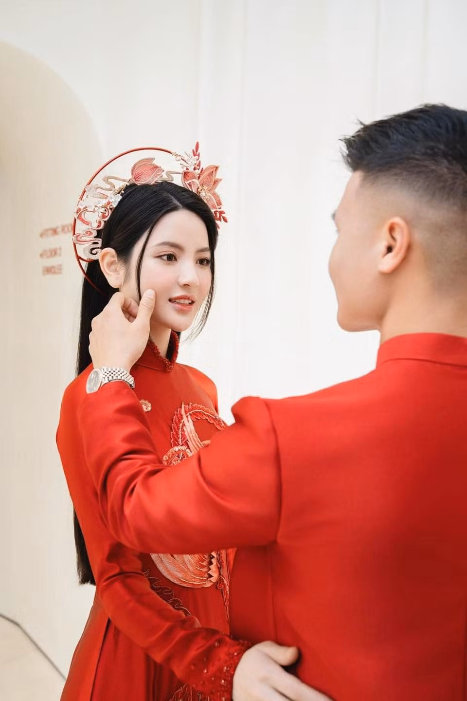 Quang Hải đưa vợ sắp cưới Chu Thanh Huyền đi thử lễ phục cho lễ ăn hỏi. Điều khiến khán giả chú ý là chiếc đồng hồ tiền vệ 26 tuổi đeo trên tay. Nam cầu thủ mang đồng hồ Rolex Datejust M126281RBR-0017 - dòng cao cấp, với vỏ và dây làm bằng vàng đồng, được định giá trên 600 triệu đồng. Hầu hết mẫu này đều được nhập về Việt Nam theo đơn đặt riêng, ít khi sẵn hàng. Ảnh: Hà Cúc.