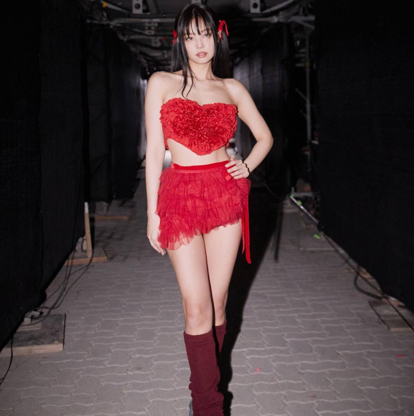 Đến với Abu Dhabi, ngôi sao sinh năm 1996 chọn bộ váy đỏ đến từ Aniye Records. Nữ thần tượng được nhận xét có thể biến mọi trang phục trở nên sang trọng, cá tính.