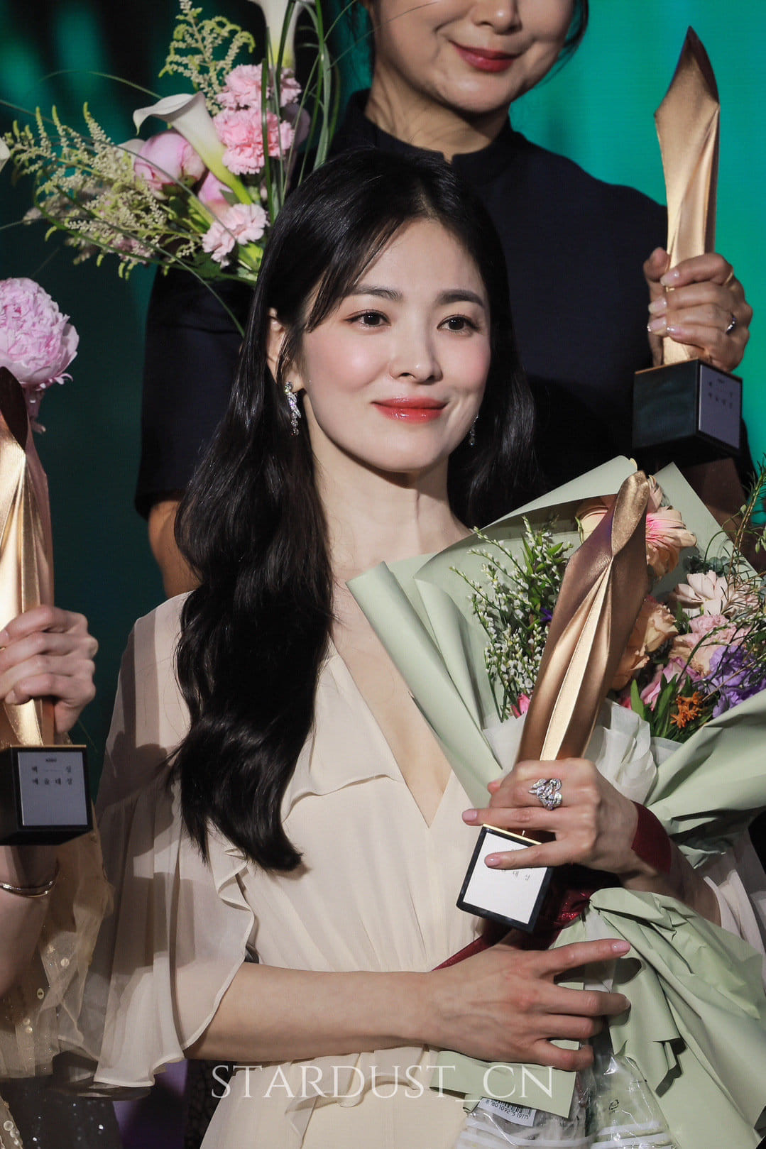 Hào quang của Song Hye Kyo vẫn rực rỡ ở tuổi 42. Hào quang của Song Hye Kyo vẫn rực rỡ ở tuổi 42.