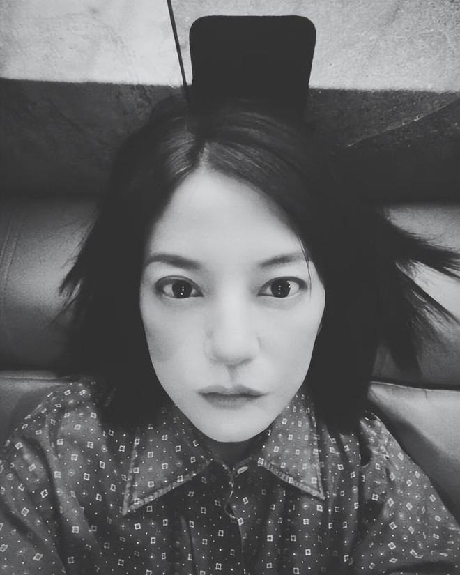 Bức hình đen trắng Triệu Vy đăng lên mạng xã hội cá nhân. Nữ diễn viên không còn đeo khẩu trang như thường thấy.