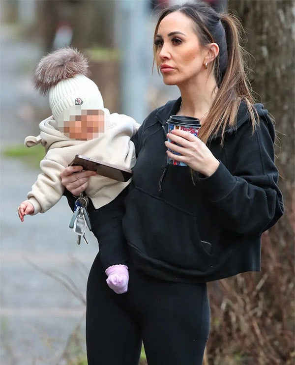 Kyle Walker cùng vợ Annie (trái) và người mẫu Lauryn Goodman (phải) bế con dạo phố. Kyle Walker cùng vợ Annie (trái) và người mẫu Lauryn Goodman (phải) bế con dạo phố.