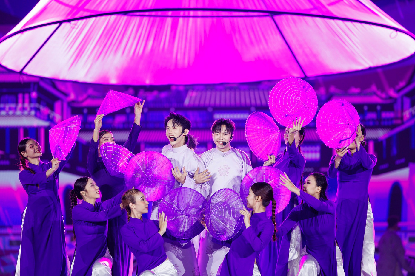 Anh trai vượt ngàn chông gai áp đảo số liệu truyền thông so với Anh trai say hi trong concert cuối tuần qua.