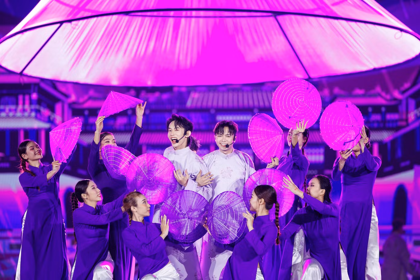 Anh trai vượt ngàn chông gai áp đảo số liệu truyền thông so với Anh trai say hi trong concert cuối tuần qua.