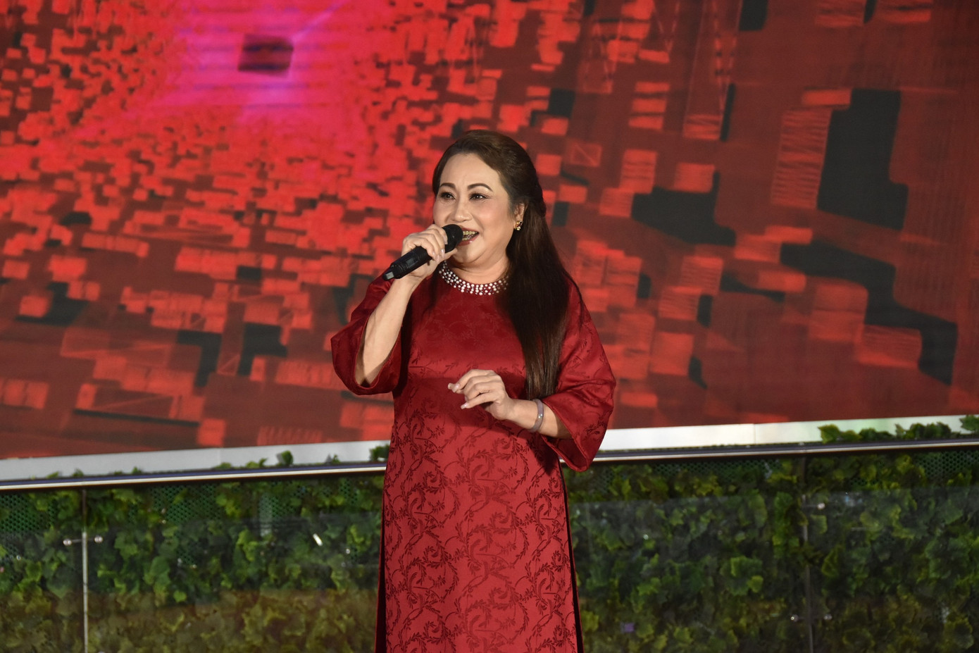 Ông Lê Cao Cường - Phó Tổng Biên Tập Báo Người Lao Động - lên sân khấu trao tặng kỷ niệm chương và hoa cho nghệ sĩ Thanh Hằng