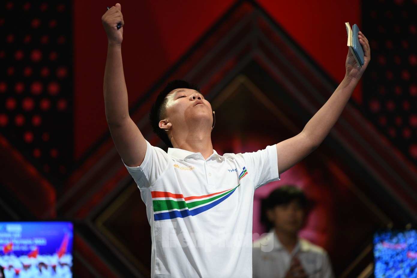 &quot;Em không còn gì để mất&quot; - Xuân Mạnh quyết tâm chọn gói câu hỏi 3 câu 30 điểm. Nam sinh trường Hàm Rồng trả lời đúng 2 câu, trong đó một câu lựa chọn ngôi sao hy vọng. Từ 100 điểm, Xuân Mạnh nâng tổng số điểm lên 190, bám sát người dẫn đầu là Trọng Thành. Ảnh: Như Ý