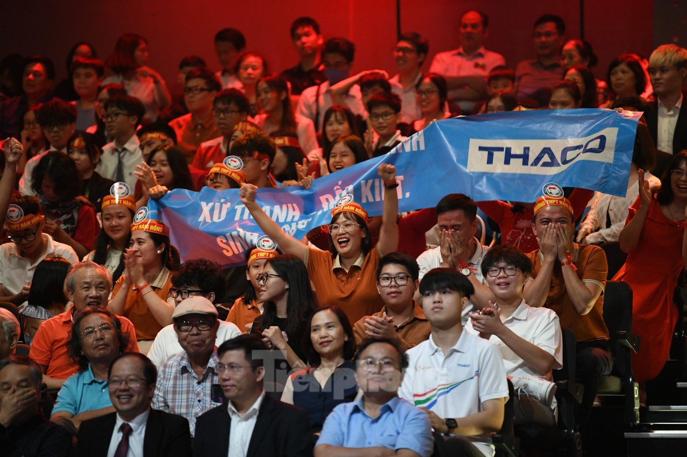 &quot;Em không còn gì để mất&quot; - Xuân Mạnh quyết tâm chọn gói câu hỏi 3 câu 30 điểm. Nam sinh trường Hàm Rồng trả lời đúng 2 câu, trong đó một câu lựa chọn ngôi sao hy vọng. Từ 100 điểm, Xuân Mạnh nâng tổng số điểm lên 190, bám sát người dẫn đầu là Trọng Thành. Ảnh: Như Ý