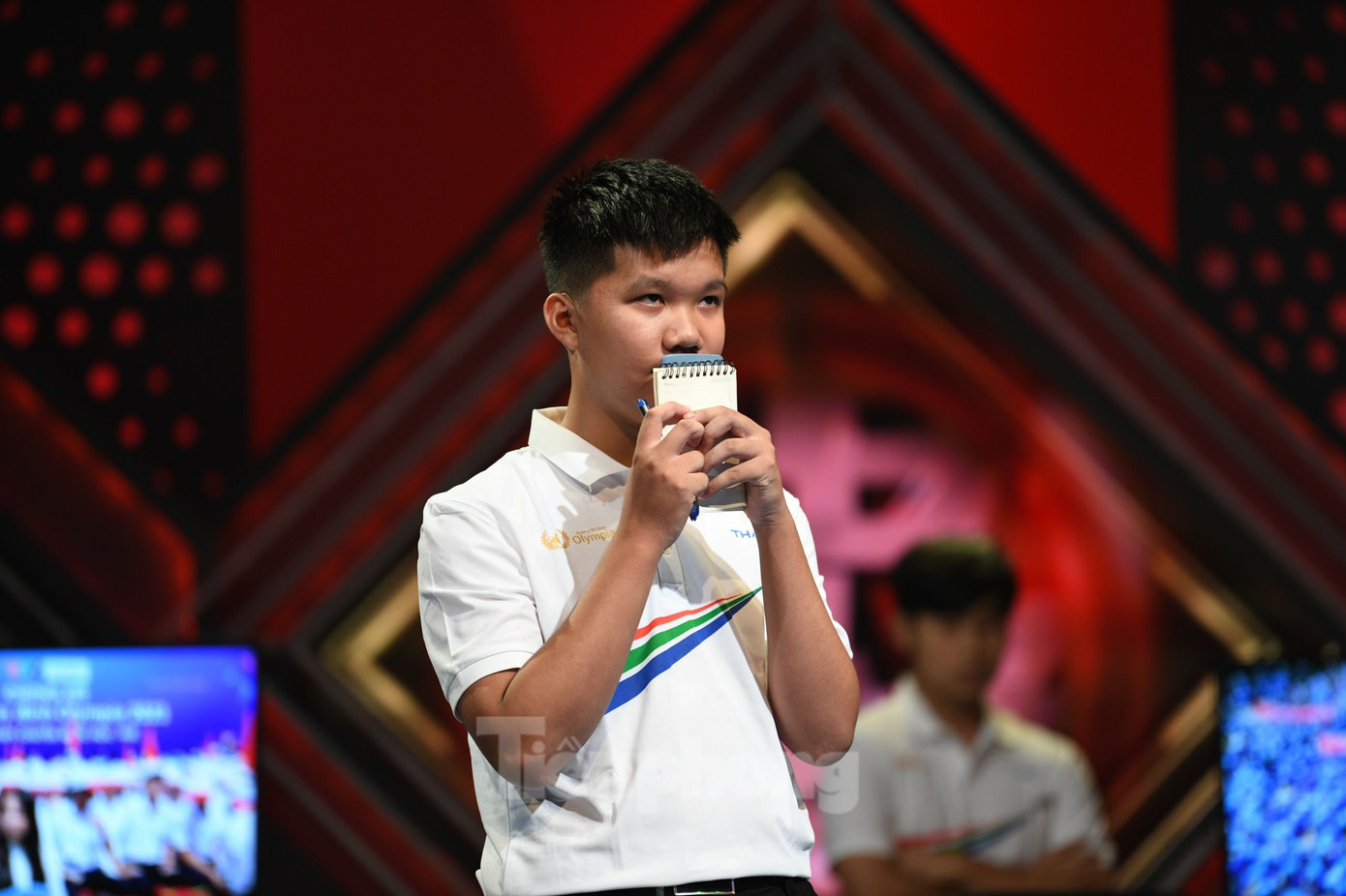 &quot;Em không còn gì để mất&quot; - Xuân Mạnh quyết tâm chọn gói câu hỏi 3 câu 30 điểm. Nam sinh trường Hàm Rồng trả lời đúng 2 câu, trong đó một câu lựa chọn ngôi sao hy vọng. Từ 100 điểm, Xuân Mạnh nâng tổng số điểm lên 190, bám sát người dẫn đầu là Trọng Thành. Ảnh: Như Ý