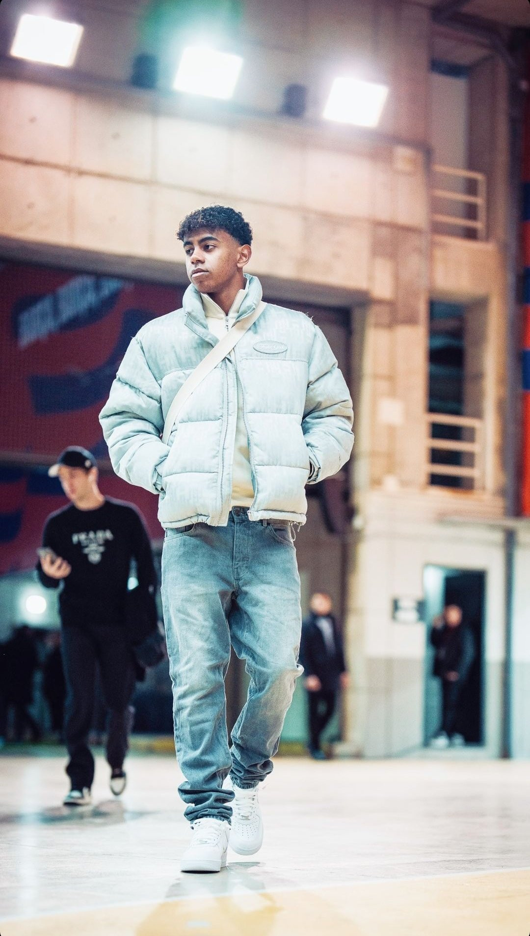 Theo GQ, mức lương hiện tại của Lamine Yamal khoảng 1,7 triệu USD mỗi năm, cộng thêm số tiền trong hợp đồng quảng cáo với Adidas. Thu về số tiền khổng lồ đối với bất kỳ đứa trẻ nào ở độ tuổi của mình, Yamal khẳng định không bị những thú vui che mắt. Theo GQ, mức lương hiện tại của Lamine Yamal khoảng 1,7 triệu USD mỗi năm, cộng thêm số tiền trong hợp đồng quảng cáo với Adidas. Thu về số tiền khổng lồ đối với bất kỳ đứa trẻ nào ở độ tuổi của mình, Yamal khẳng định không bị những thú vui che mắt.