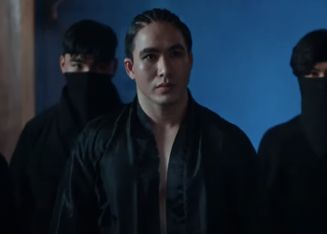 Hình ảnh trong MV bị khán giả chê sến, lỗi thời.