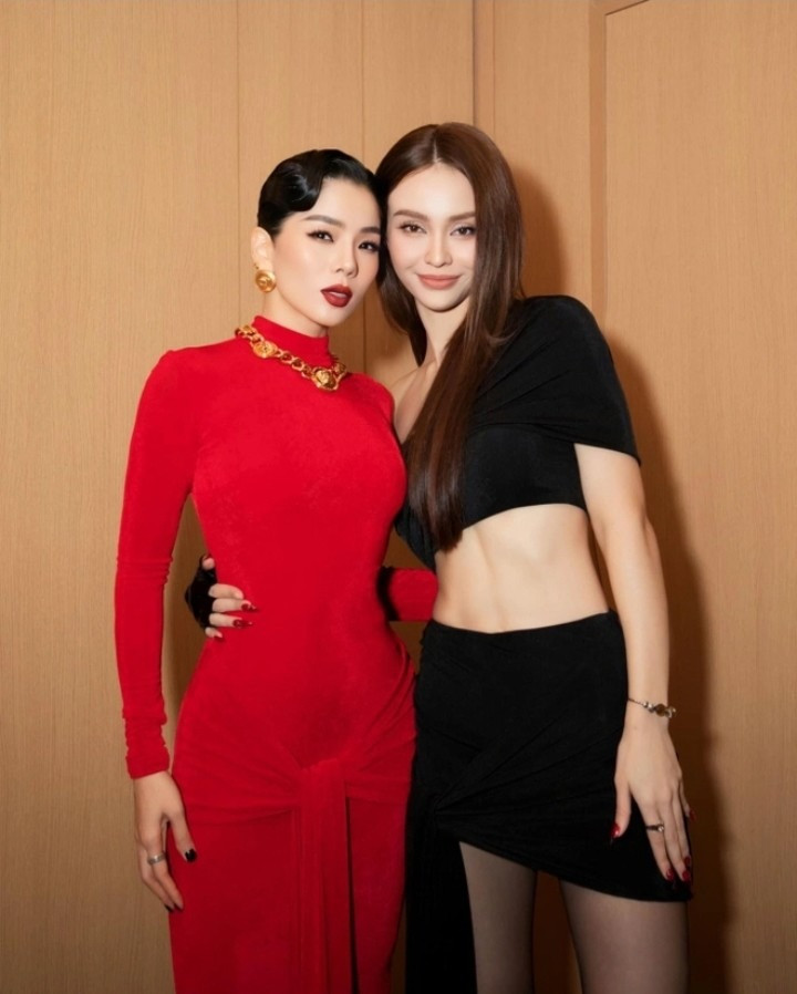 Mlee qua các đêm công diễn, cô vướng tranh cãi được chương trình ưu ái không thua gì Lệ Quyên. Mlee qua các đêm công diễn, cô vướng tranh cãi được chương trình ưu ái không thua gì Lệ Quyên.