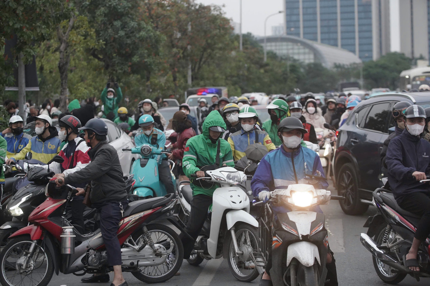 Tình trạng kẹt xe diễn ra vào giờ tan tầm, khi nhiều khán giả mới kịp chạy đến sân đổi vé xem concert Anh trai say hi.