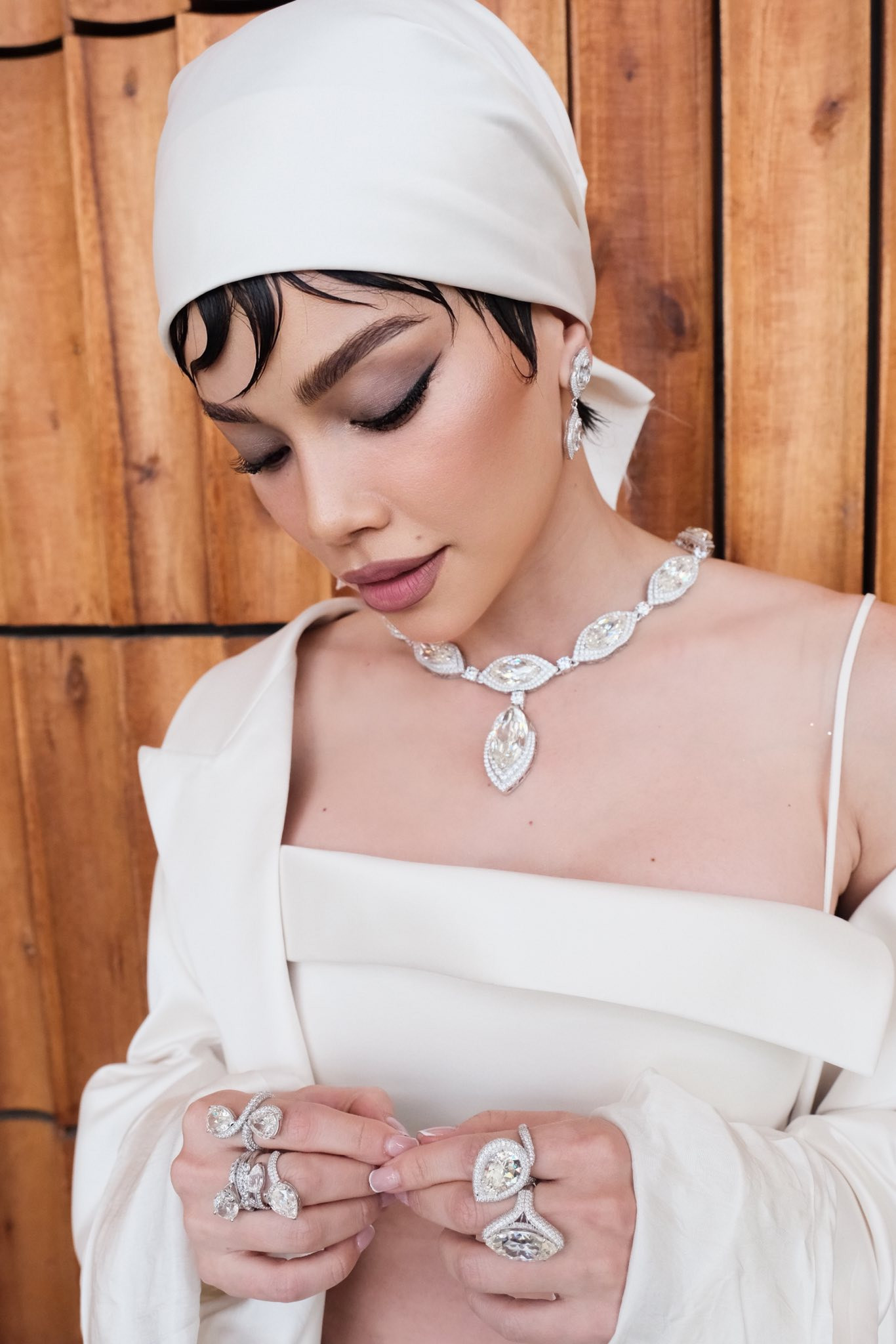 Lối trang điểm sắc sảo với mắt kẻ eyeliner đậm, chân mày tạo khối rõ nét và đôi môi hồng đất lì giúp gương mặt Hồ Ngọc Hà thêm phần cuốn hút. Cách trang điểm này khiến nhiều khán giả bình luận rằng không nhận ra giọng ca Cô đơn trên sofa.