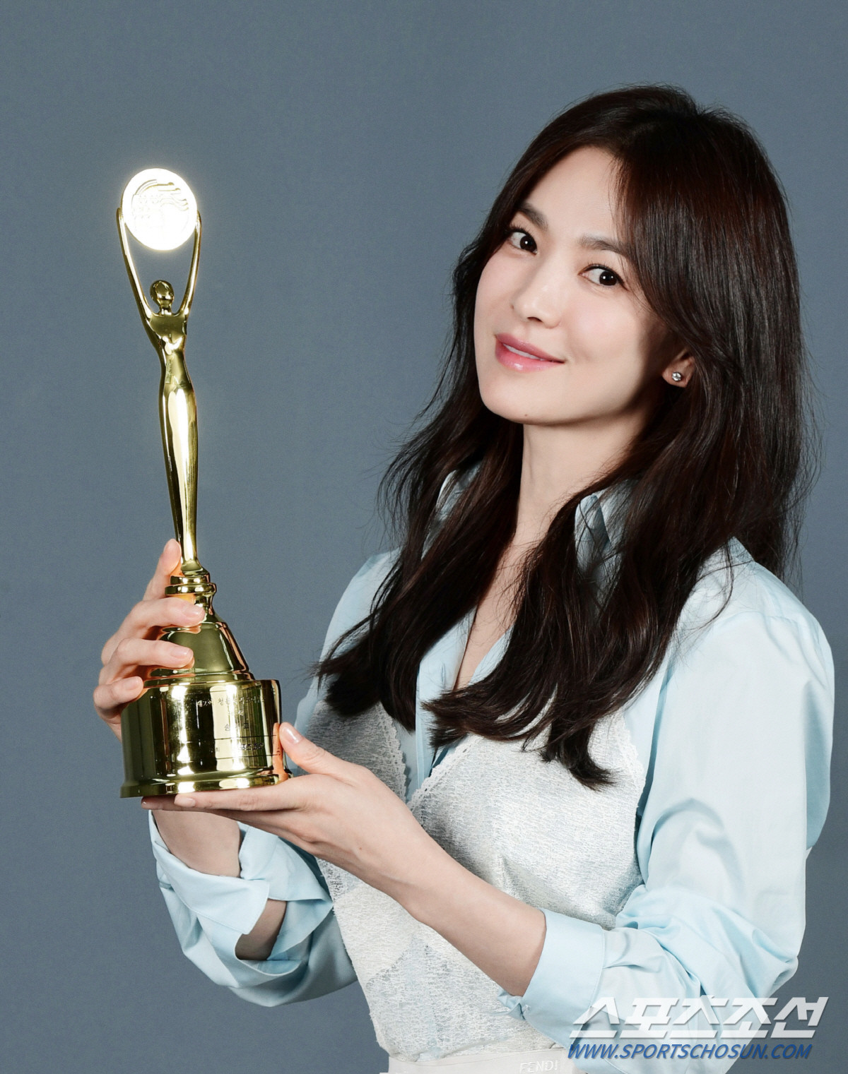 Song Hye Kyo (phải) thăng hạng nhan sắc, sự nghiệp trong khi Song Joong Ki tụt dốc danh tiếng. Song Hye Kyo (phải) thăng hạng nhan sắc, sự nghiệp trong khi Song Joong Ki tụt dốc danh tiếng.