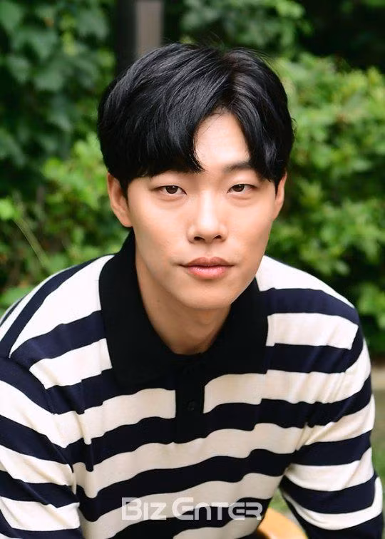 Trước sóng gió, Ryu Jun Yeol giữ thái độ im lặng. Chuyện xác nhận hẹn hò, nam diễn viên cũng để công ty ra mặt. Cư dân mạng đã vào trang Instagram của nam diễn viên để lại bình luận tiêu cực.