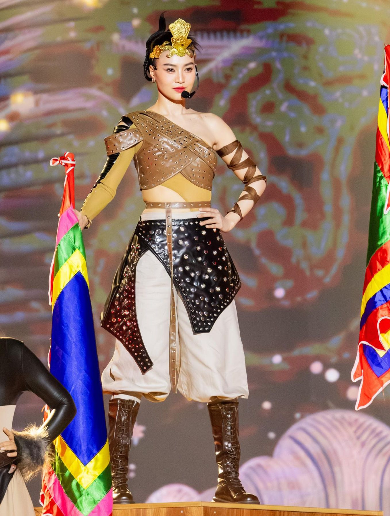 Diệp Lâm Anh (trái) dự định trở lại hoạt động nghệ thuật, ra mắt MV, trong khi Lan Ngọc tạm dừng hoạt động showbiz, đi du học.