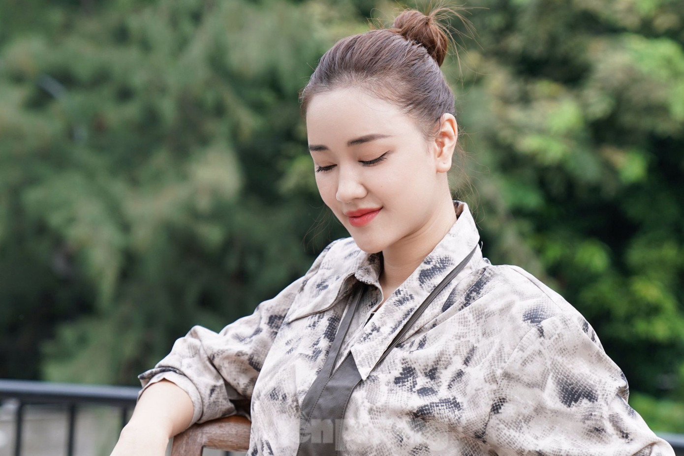 Là người có giọng hát được đánh giá tốt nhưng Maya được khán giả biết đến nhiều hơn ở vai trò diễn viên. Cô cho hay: “Hơi buồn một chút vì tôi đi hát trước khi đóng phim. Nhưng sự yêu thích giữa ca hát và đóng phim tôi đều yêu thích từ bé. Tôi vẫn thấy mình cống hiến được với khán giả qua những bộ phim và nhiều người yêu mến tôi qua những bài hát tôi thể hiện”. Ảnh: Trọng Quân.