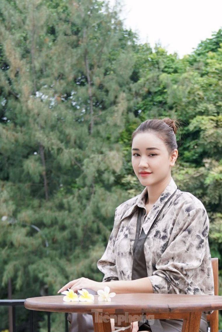 7 năm làm mẹ đơn thân, cô gặp không ít khó khăn, mỗi giai đoạn của con là một kiểu: “Lúc bé cần chăm bẵm con, mẹ tôi hỗ trợ khi tôi đi làm, nhưng mẹ cũng mệt, không phải lúc nào cũng đủ sức khỏe. Sau này lớn lên, Bồ Câu cần môi trường sống tốt hơn, sẽ đủ đầy khi bé có cả cha và mẹ”. Ảnh: Trọng Quân.